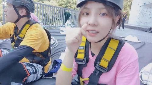 女主播蹦极掉裤子