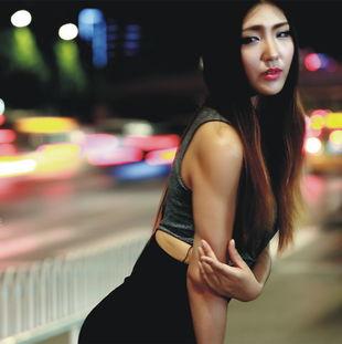 女人没衣的图片,女性生活困境的视觉呈现